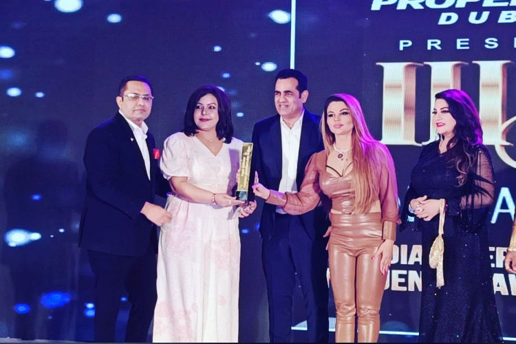 Naghma Khan is felicitated as the Influencer Rising Film Producer