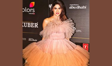 Renu Kaushal Steals the Spotlight at IIFA 2023: A Peachy Perfection!